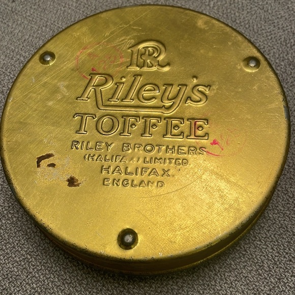 Vintage Collectors Tin Riley’s Variety TOFFEE Halifax, England 5” Round - Picture 3 of 12